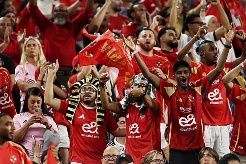 الأهلاوية يتصدرون مدرجات هارد روك باللون الأحمر في ميامي (صور)