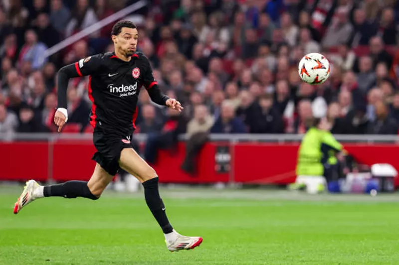 مانشستر يونايتد ينافس تشيلسي وليفربول على ضم نجم فرانكفورت المبدع